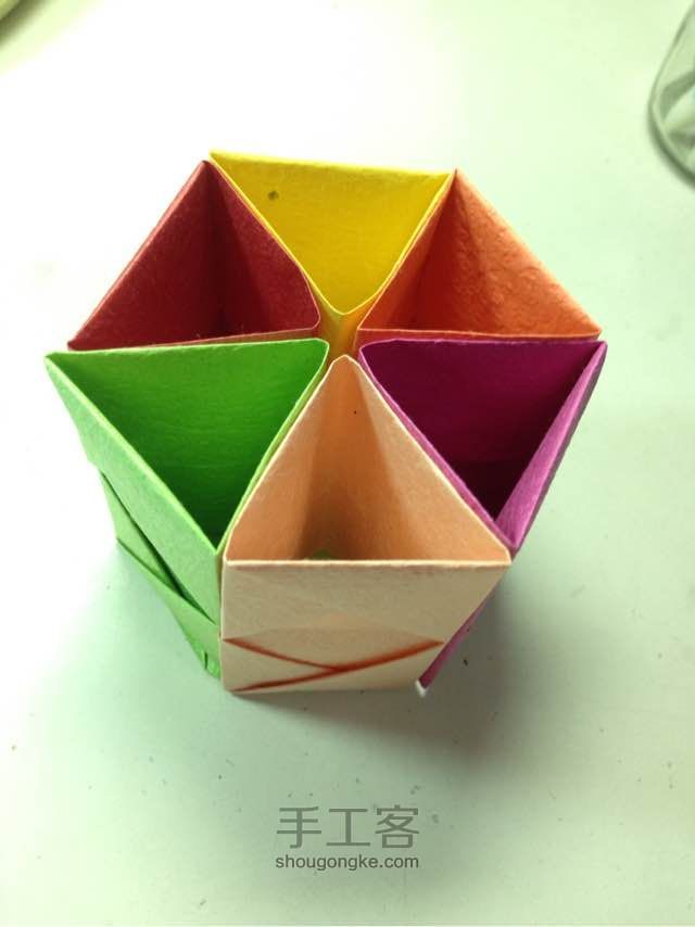 六边形彩色纸叠笔筒制作教程 第24步
