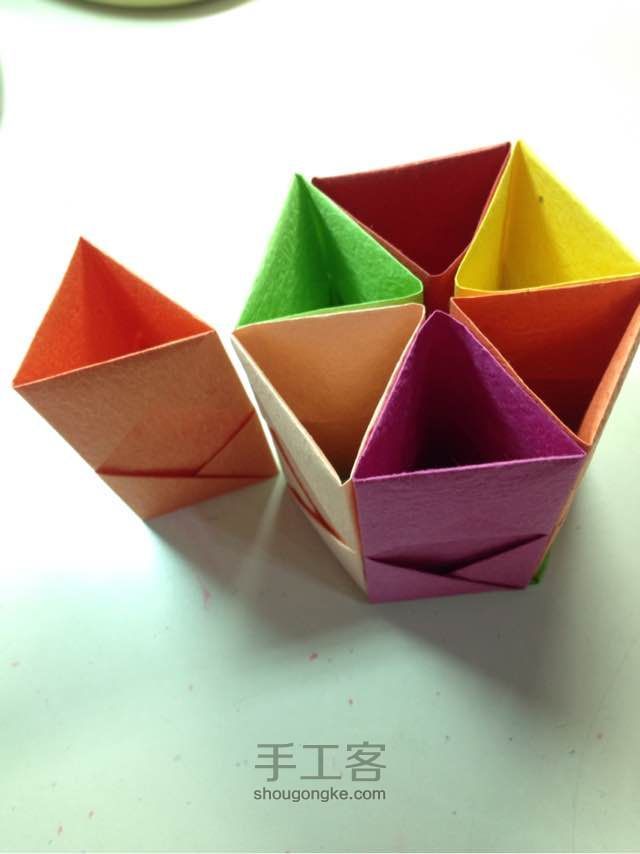 六边形彩色纸叠笔筒制作教程 第22步