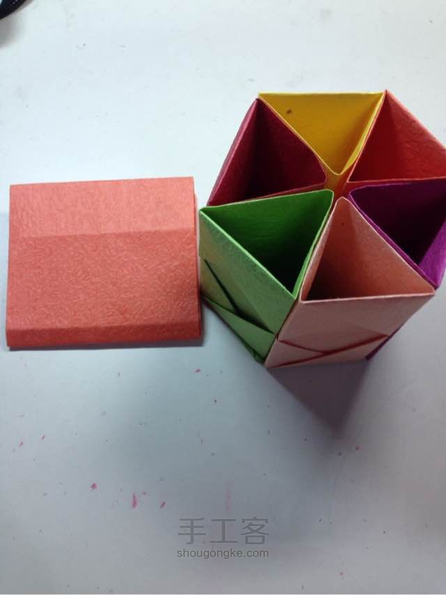 六边形彩色纸叠笔筒制作教程 第26步