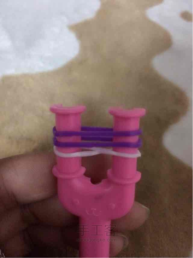 彩虹机之逢合的心手链编织。 第2步