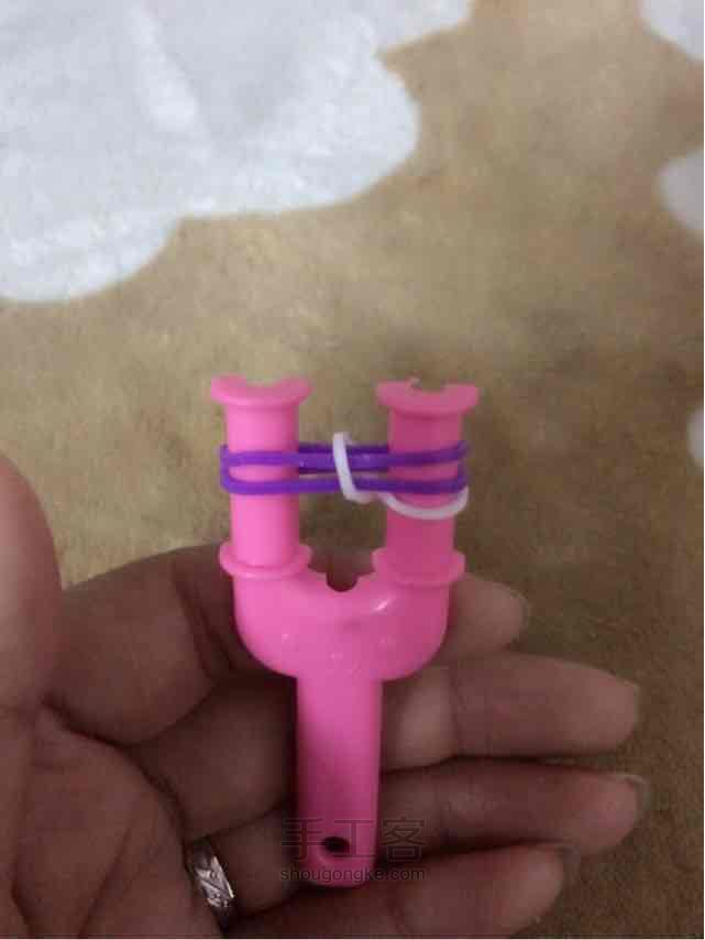 彩虹机之逢合的心手链编织。 第3步