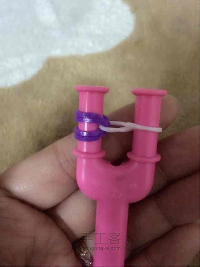 彩虹机之逢合的心手链编织。 第4步