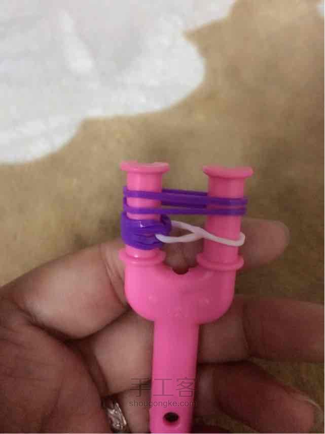 彩虹机之逢合的心手链编织。 第5步