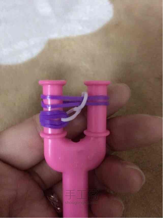 彩虹机之逢合的心手链编织。 第6步