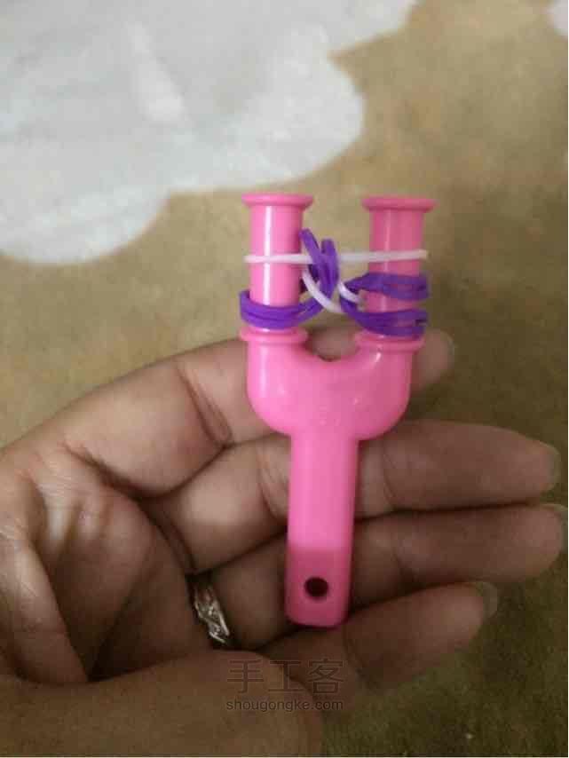 彩虹机之逢合的心手链编织。 第9步