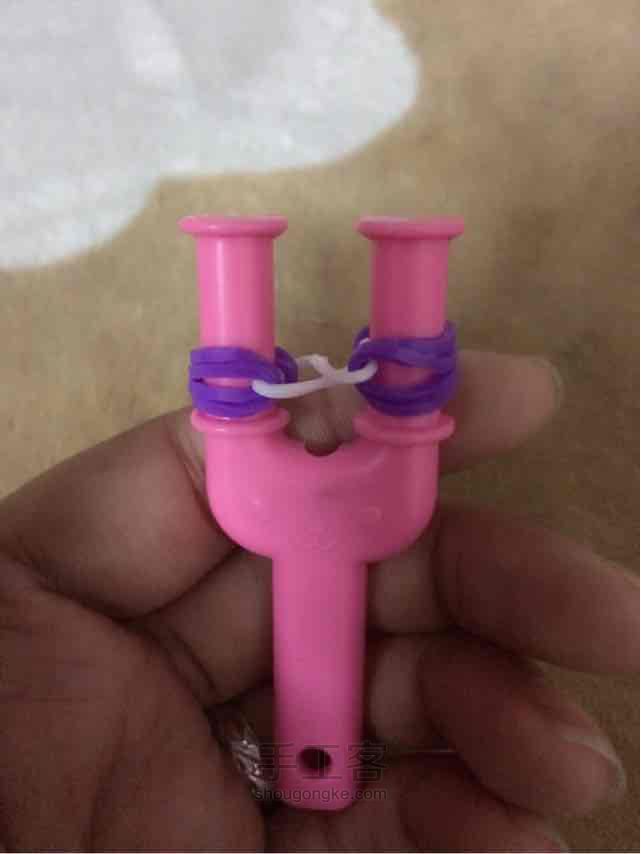 彩虹机之逢合的心手链编织。 第7步