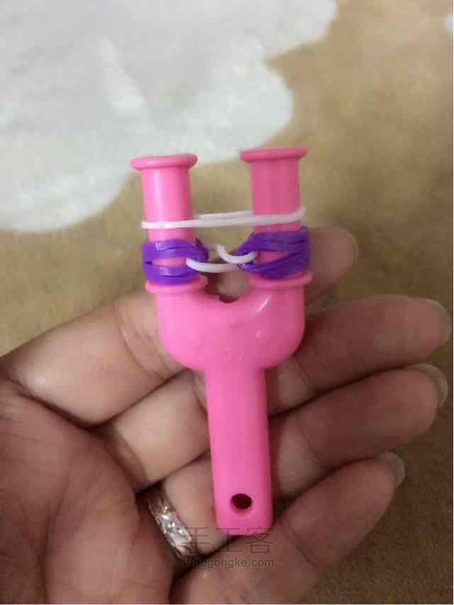 彩虹机之逢合的心手链编织。 第8步