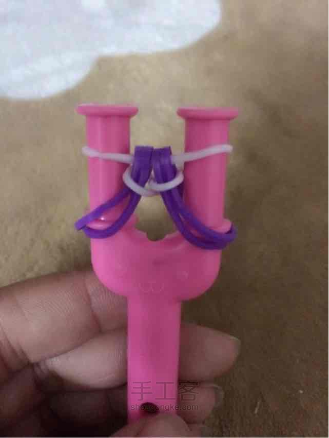 彩虹机之逢合的心手链编织。 第10步