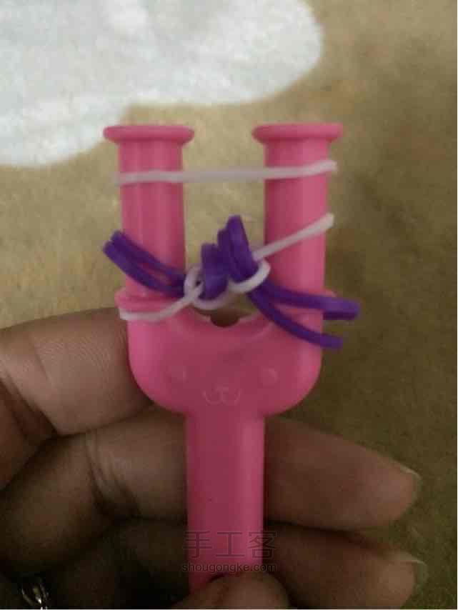 彩虹机之逢合的心手链编织。 第12步