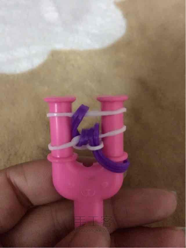 彩虹机之逢合的心手链编织。 第13步