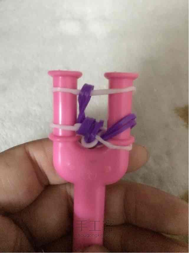 彩虹机之逢合的心手链编织。 第14步