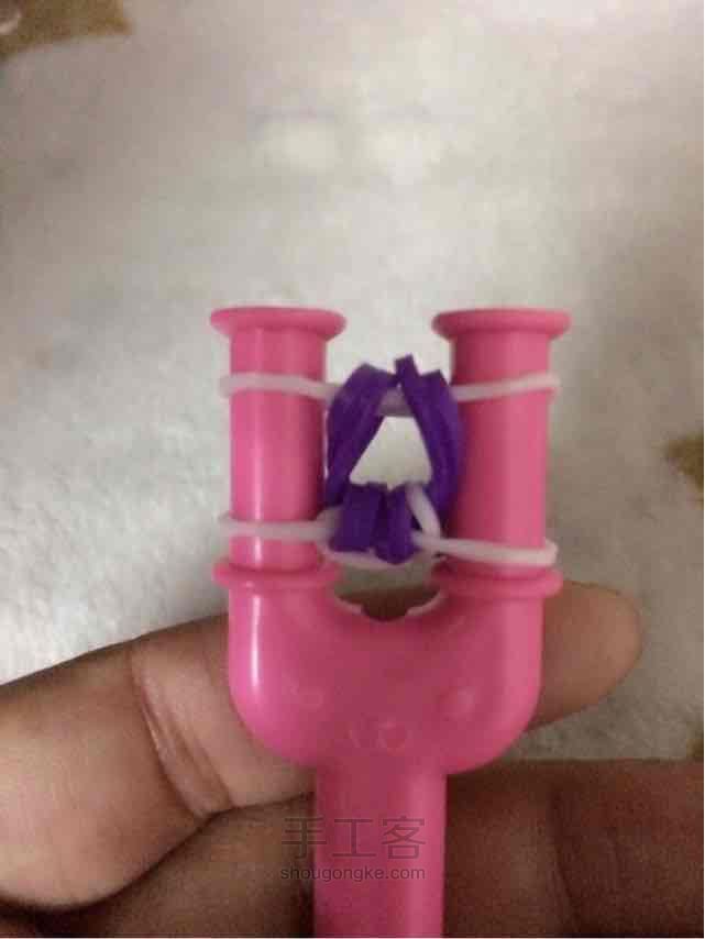 彩虹机之逢合的心手链编织。 第15步