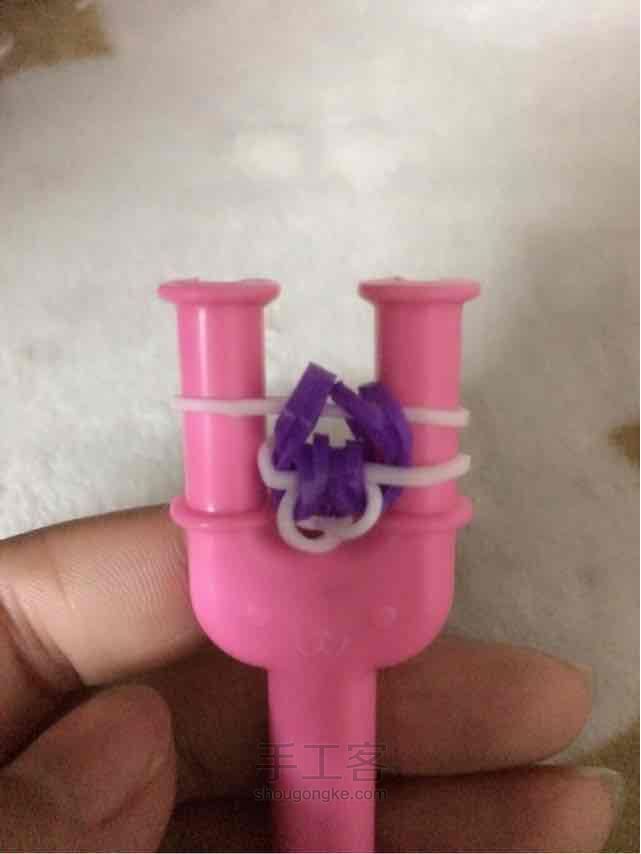 彩虹机之逢合的心手链编织。 第18步