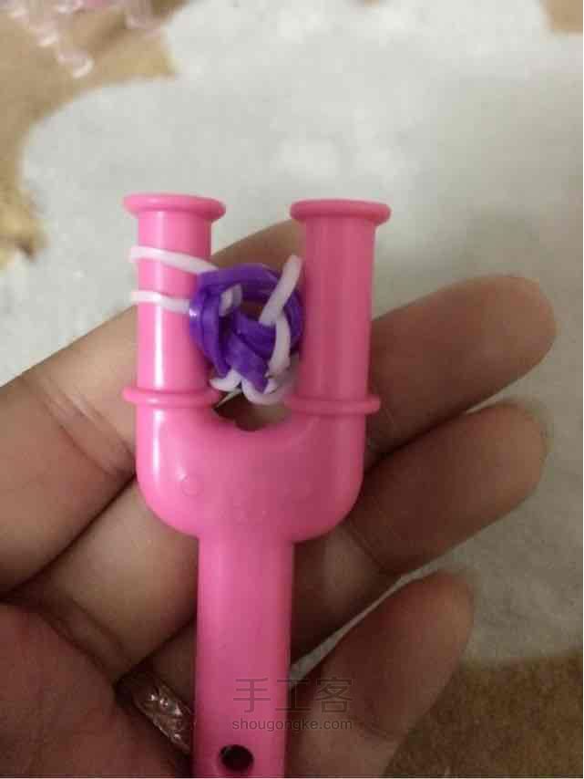 彩虹机之逢合的心手链编织。 第20步