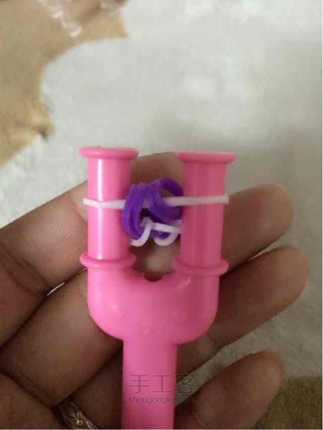 彩虹机之逢合的心手链编织。 第21步