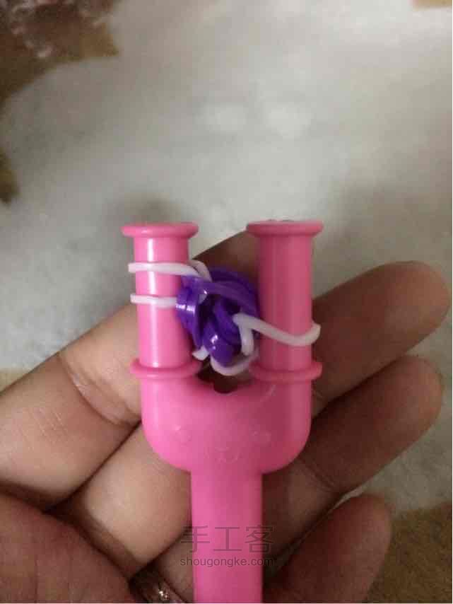 彩虹机之逢合的心手链编织。 第19步