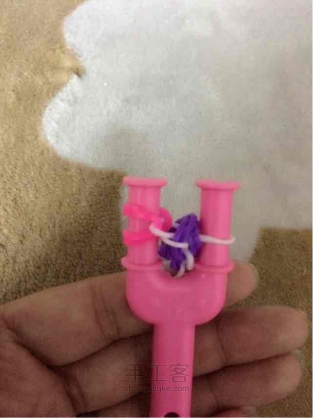 彩虹机之逢合的心手链编织。 第24步