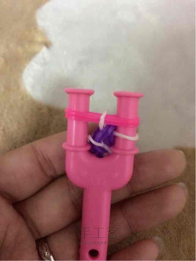 彩虹机之逢合的心手链编织。 第23步