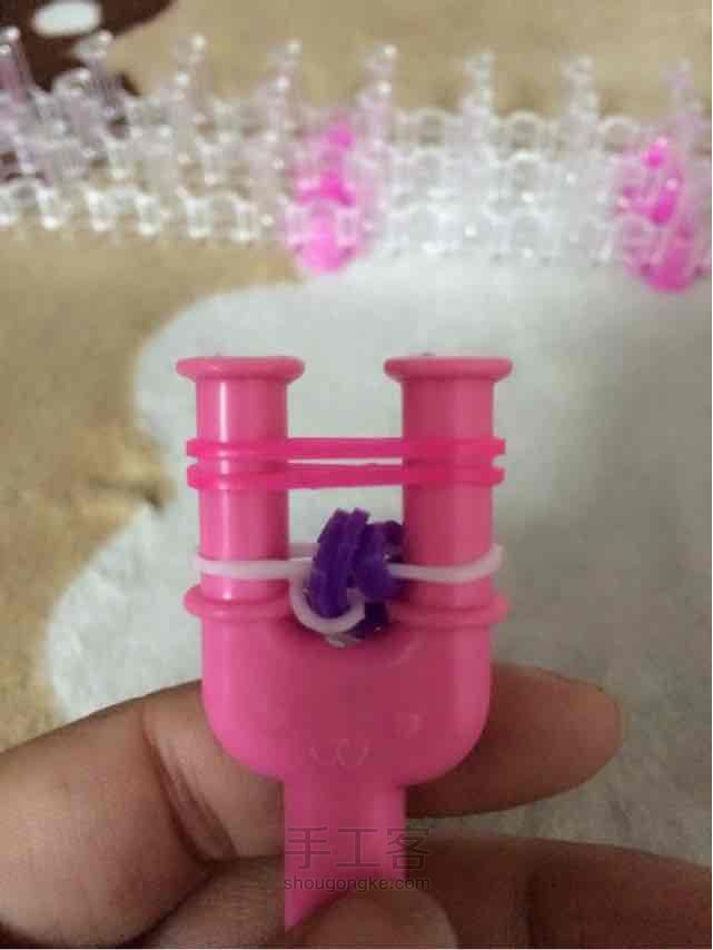 彩虹机之逢合的心手链编织。 第22步