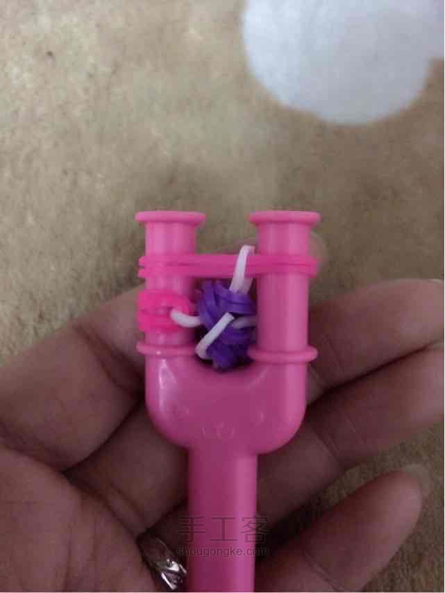 彩虹机之逢合的心手链编织。 第26步