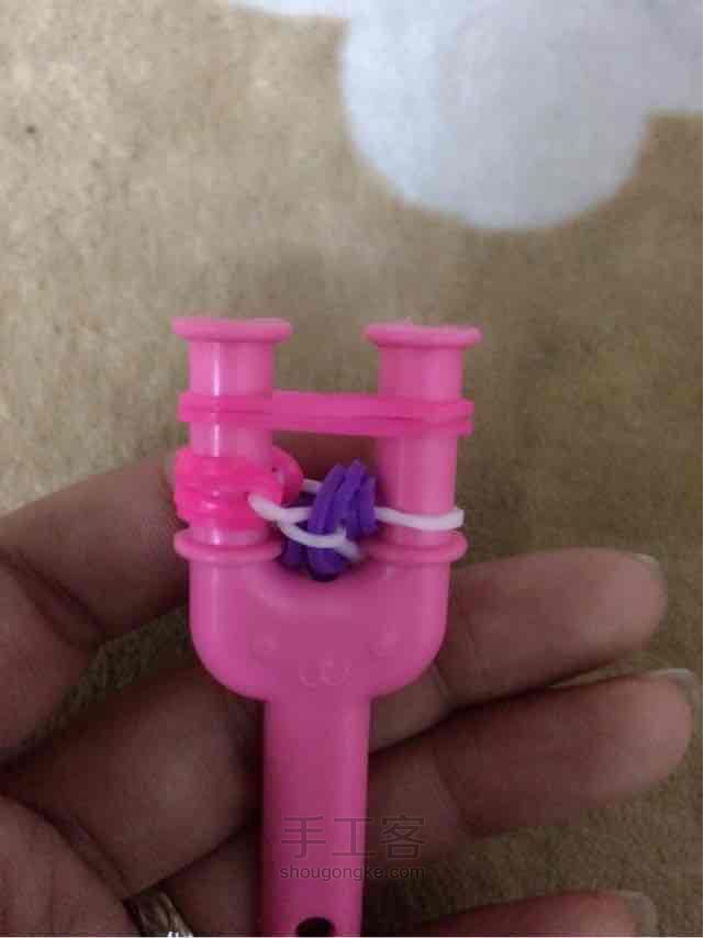 彩虹机之逢合的心手链编织。 第25步