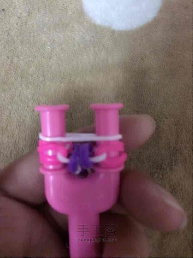 彩虹机之逢合的心手链编织。 第28步