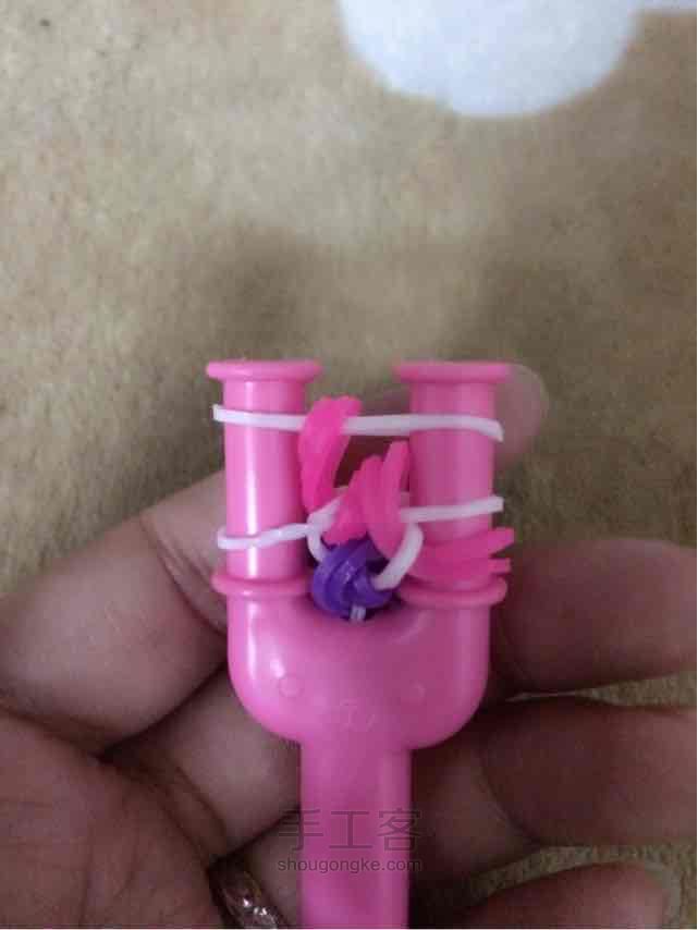 彩虹机之逢合的心手链编织。 第33步