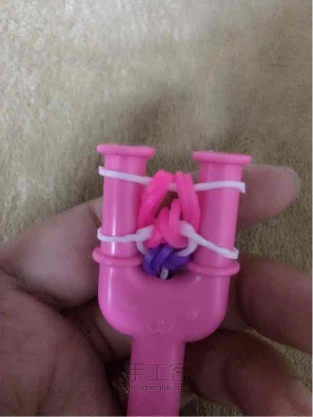 彩虹机之逢合的心手链编织。 第35步