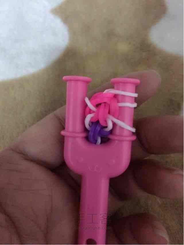 彩虹机之逢合的心手链编织。 第37步