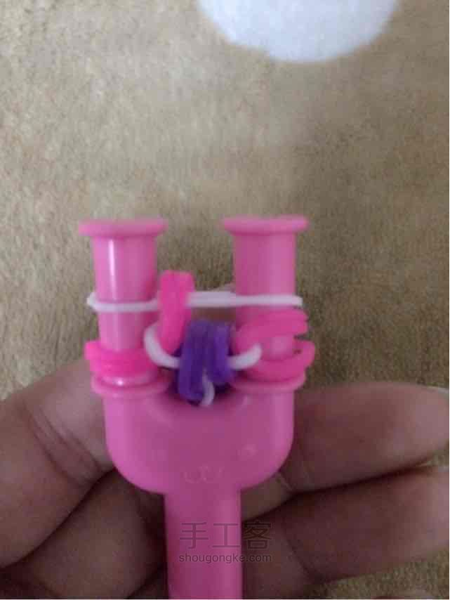 彩虹机之逢合的心手链编织。 第29步