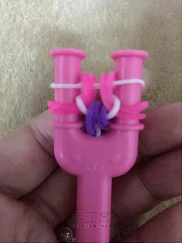 彩虹机之逢合的心手链编织。 第30步