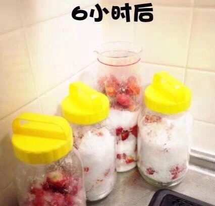 吃货新技能，日本妹子自创草莓糖浆小教程『授权转@日本零距离』 第2步
