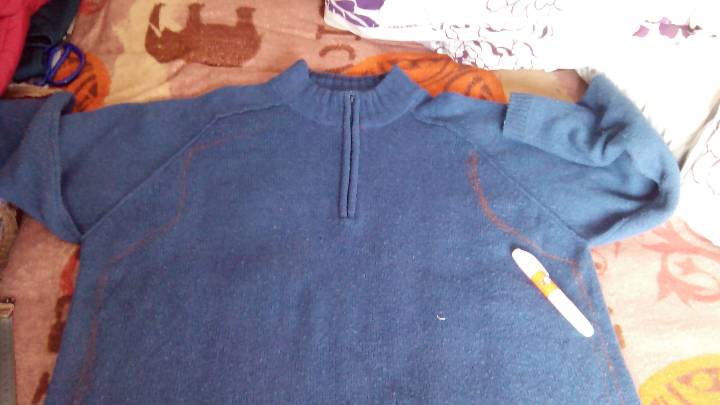旧卫衣和旧毛衣组合改成的大背心 第1步