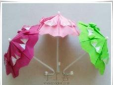 看看这里有三把可爱的小花伞哦，三种颜色，大家学会了以后可以选择自己喜欢的颜色来制作哦，希望大家制作的更加漂亮哦。