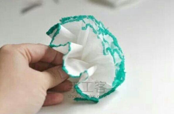简单制作纸花球。 第5步