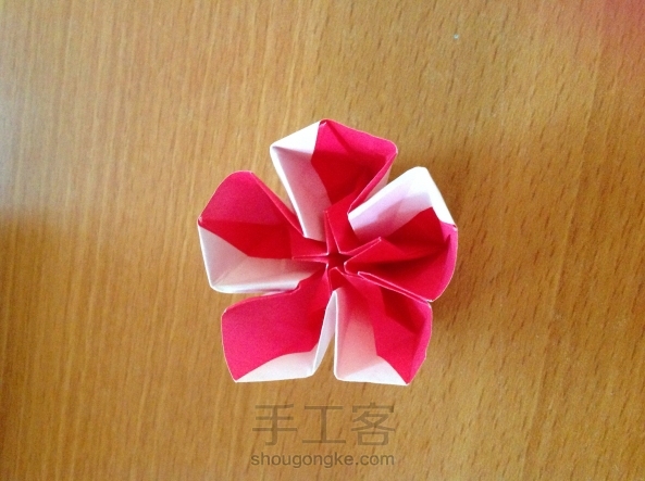 糖果花
一纸成型，不剪不贴。
（p：为什么我折成这个死样。。。