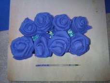 用海绵纸最好，普通纸张也是可以的。蓝色玫瑰，送礼首选！