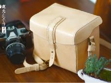 原色意大利植绒皮制作的相机包，原创造型设计，包身侧面需要塑形。