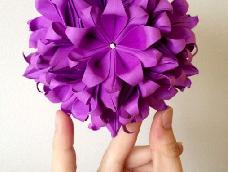 这款花球的名称叫做——Terey Flower，看似复杂却十分简单，用的是1：2的纸，喜欢的可以试试。（此教程转自：花球吧）