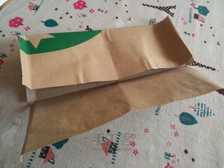 星巴克的纸袋折成的卡包。 第5步
