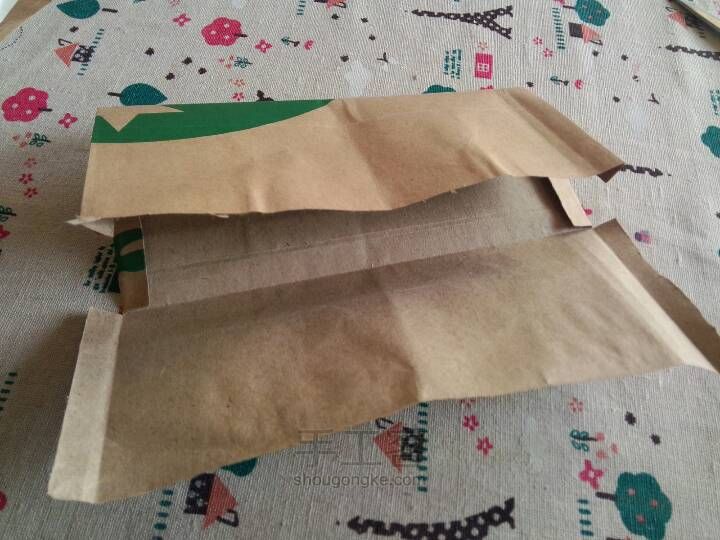 星巴克的纸袋折成的卡包。 第6步
