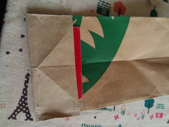 星巴克的纸袋折成的卡包。 第10步