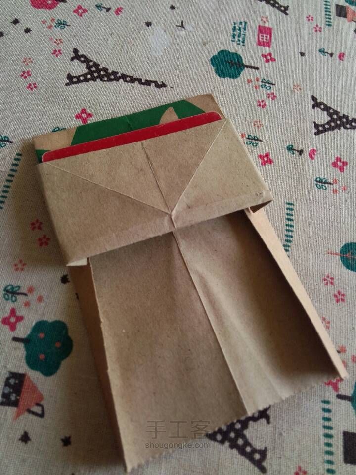 星巴克的纸袋折成的卡包。 第12步