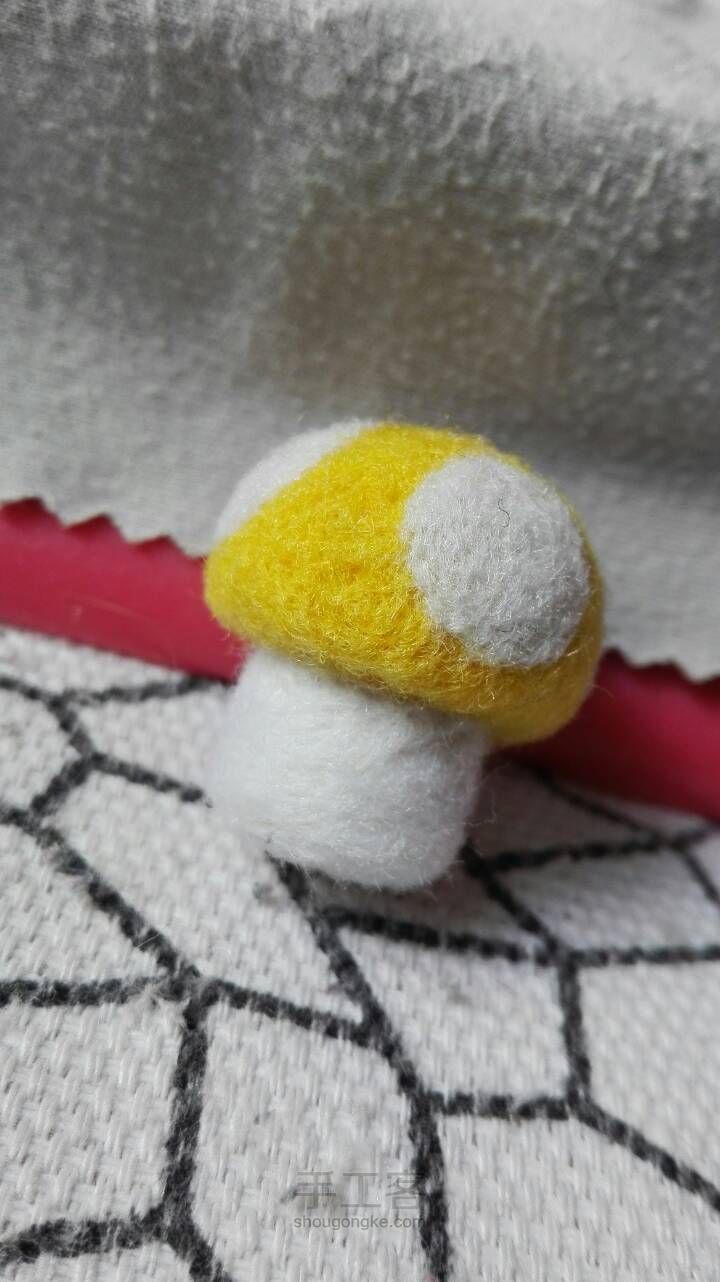 萌萌的小蘑菇 羊毛毡教程 第7步