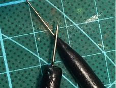 觉得缝衣服的针做细节针非常好用，可是缝衣针很爱丢，用废弃的软陶制作一个笔杆，就可以当细节针使用啦