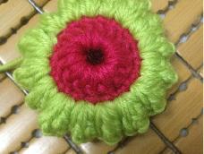 家里的家私可以配上多种颜色的毛线编织而成的向日葵坐垫绝对漂亮，所以要先学会勾单元花吧（≧∇≦）喜欢点赞喔