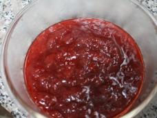 草莓快要过季了，自制一些草莓酱留着涂涂面包，做做慕斯神马的，自制草莓酱是鲜红色的，而市售的确实暗红色的。。。。。