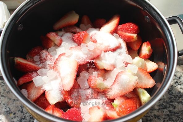 抓住草莓的尾巴—自制草莓酱 第2步