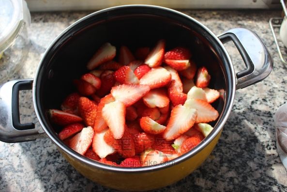 抓住草莓的尾巴—自制草莓酱 第1步