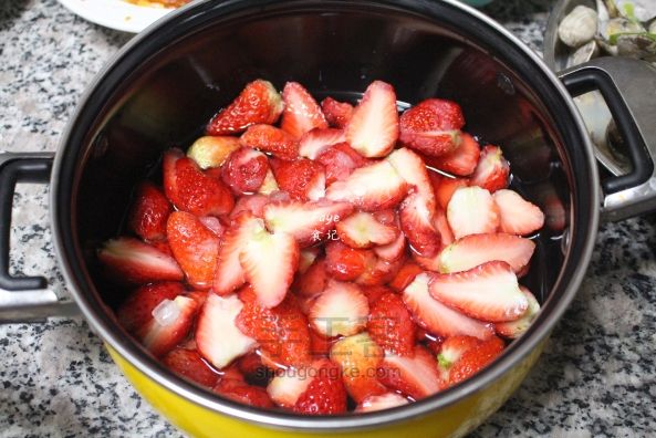 抓住草莓的尾巴—自制草莓酱 第4步